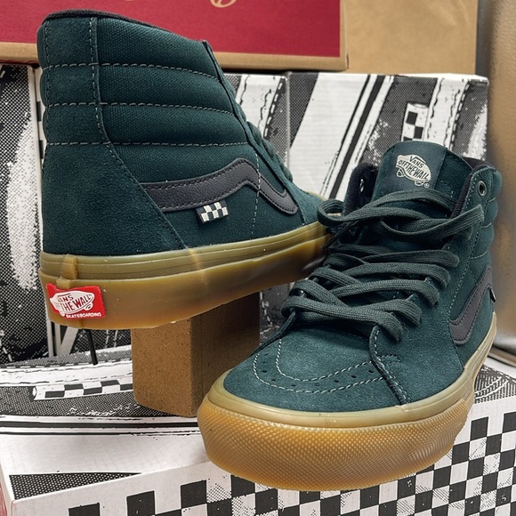 Vans Men’s Skate Sk8-Hi
Green/Gum
VN0A2Z3317P
Sneakers - Picture 10 of 16